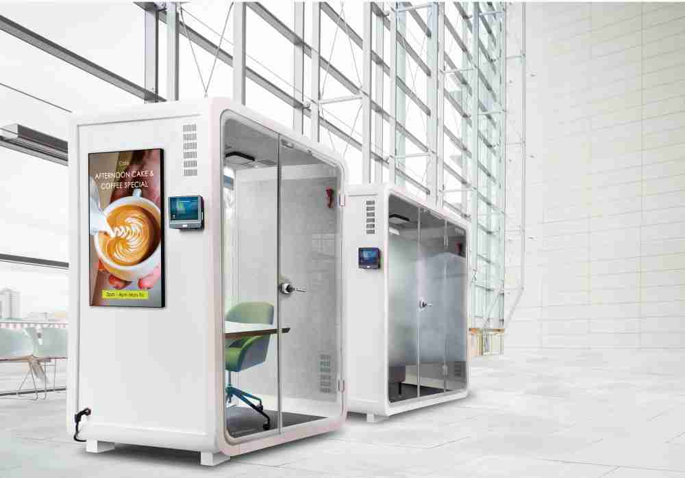 彩霸王子公司达擎之智慧行动办公舱，，采用PDLC智能调光玻璃设计，，，透过通电与断电的电流切换，，，，呈现透明与雾面效果，，具节能降耗特性并兼顾隐私，，，，确保信息安全