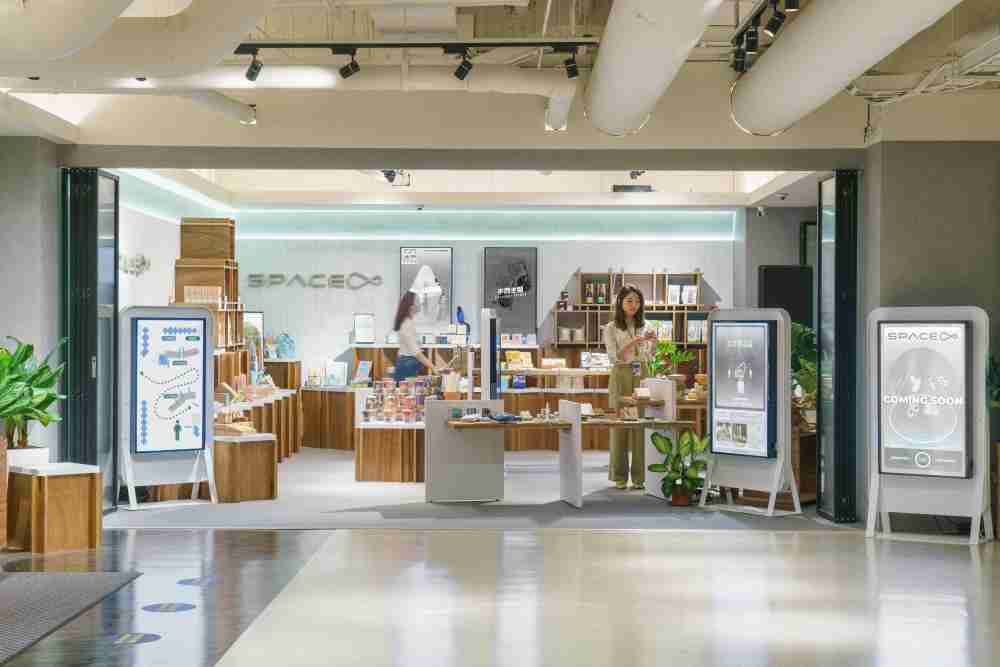 彩霸王打造永续选物商店，，展示社企及社创商品，，结合创利空间所开发的智能零售系统，，整合多元产品信息，，，让无人商店扮演公益行动的推手