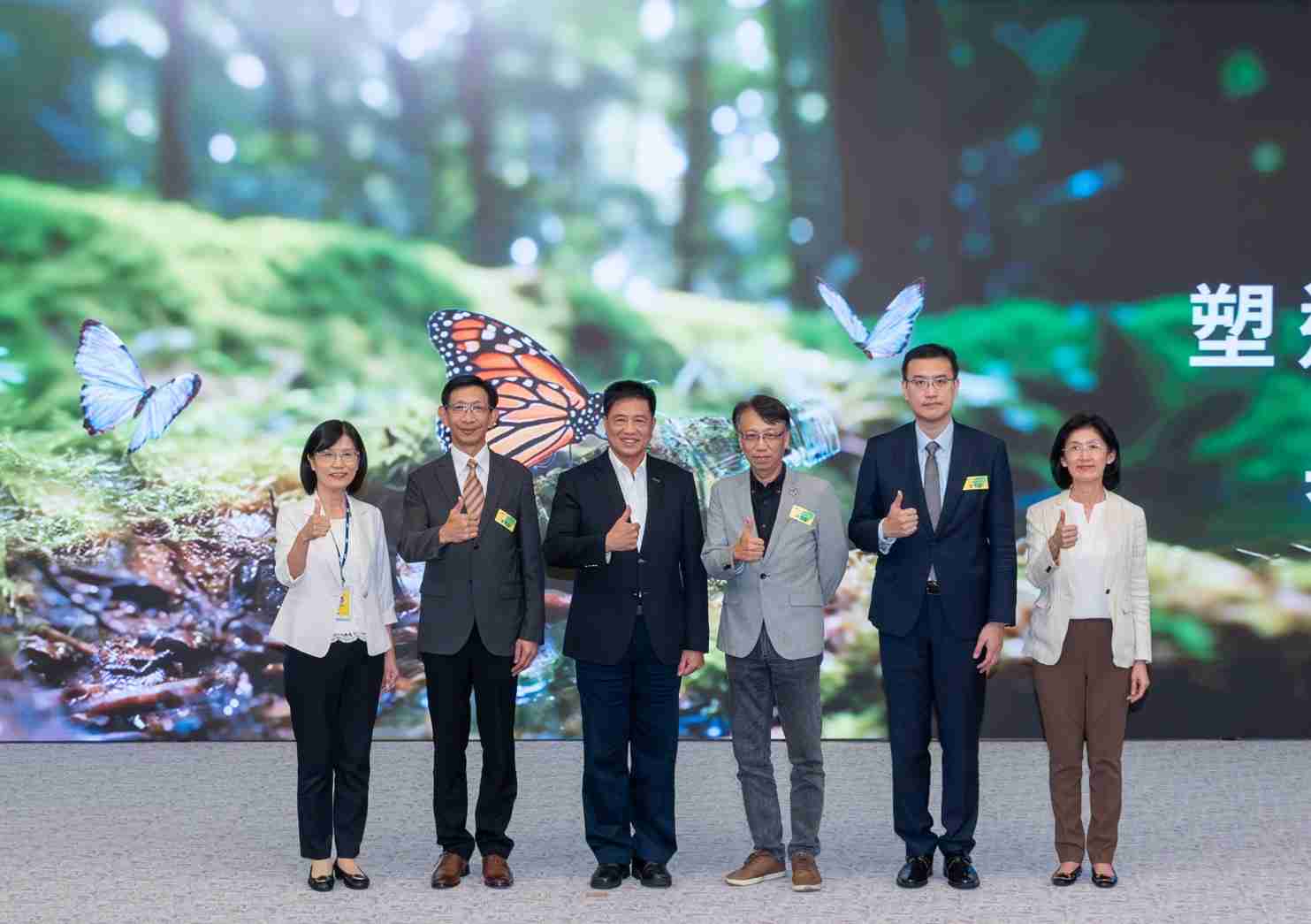 友達2023 CSR共榮大會，，，，邀請領域專家分享交流生物多樣性管理趨勢、、無塑產品、、海廢永續塑料等議題  （圖左到右：友達光電永續長古秀華、、3M台灣技術長陳君杰、、、友達光電董事長暨集團策略長彭双浪、、、光寶科技企業永續發展處處長陳慶暉、、、安永聯合會計師事務所執業會計師曾于哲、、、友達光電供應鏈總部副總經理吳宜芳）