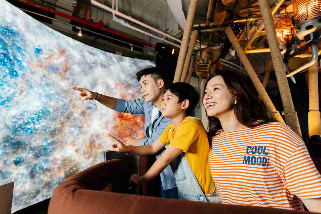 彩霸王打造全台最大宽6公尺、、高4公尺、、、、唯一搭载LED弧形拼接显示屏的动感飞行船，，，，让乘客驻足在热气球上，，，，享受身历其境的伪出国旅游乐趣