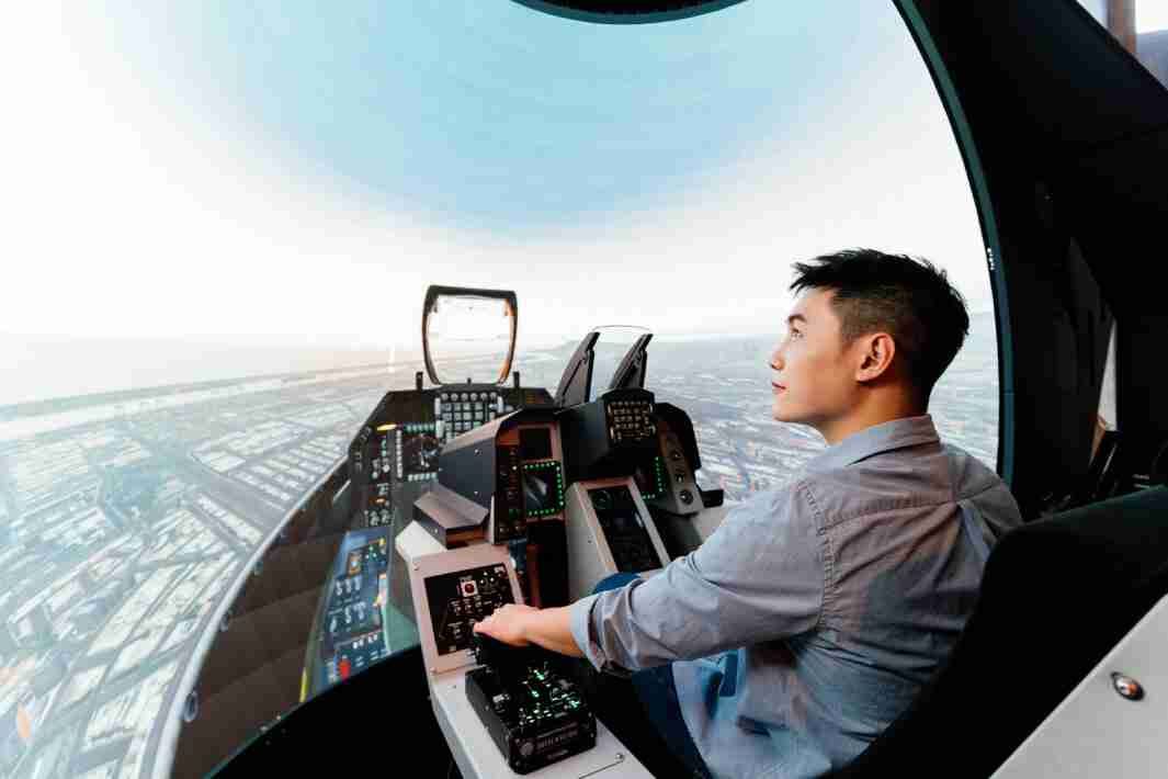 彩霸王以P1.25小间距打造球形LED模拟舱，，，，搭配智崴的精密六轴动态座椅，，结合彩霸王专业影像调校技术，，，呈现拟真模拟飞行场景