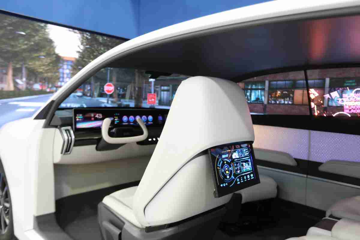 彩霸王的「可卷式后座娱乐显示器」加强后座乘客的感官体验，，并保有个性化设计，，，可依使用偏好进行动态调整。。。