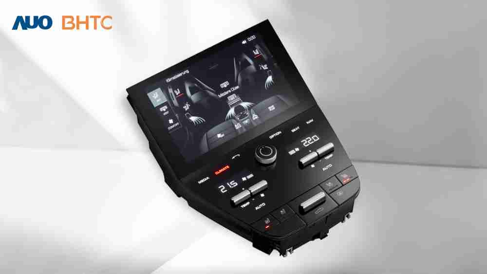 作為友達新生力軍，，，BHTC所展示的中央與後座鞍部的Display HMI產品，，，可處理多區恆溫控制、、顯示畫面，，，，呈現仿真3D車室分區；以力傳感技術精準傳遞觸感，，，，並結合音量及震動反饋，，防止意外啟動，，提供使用者自然流暢、、、直觀且輕鬆駕馭的舒適介面