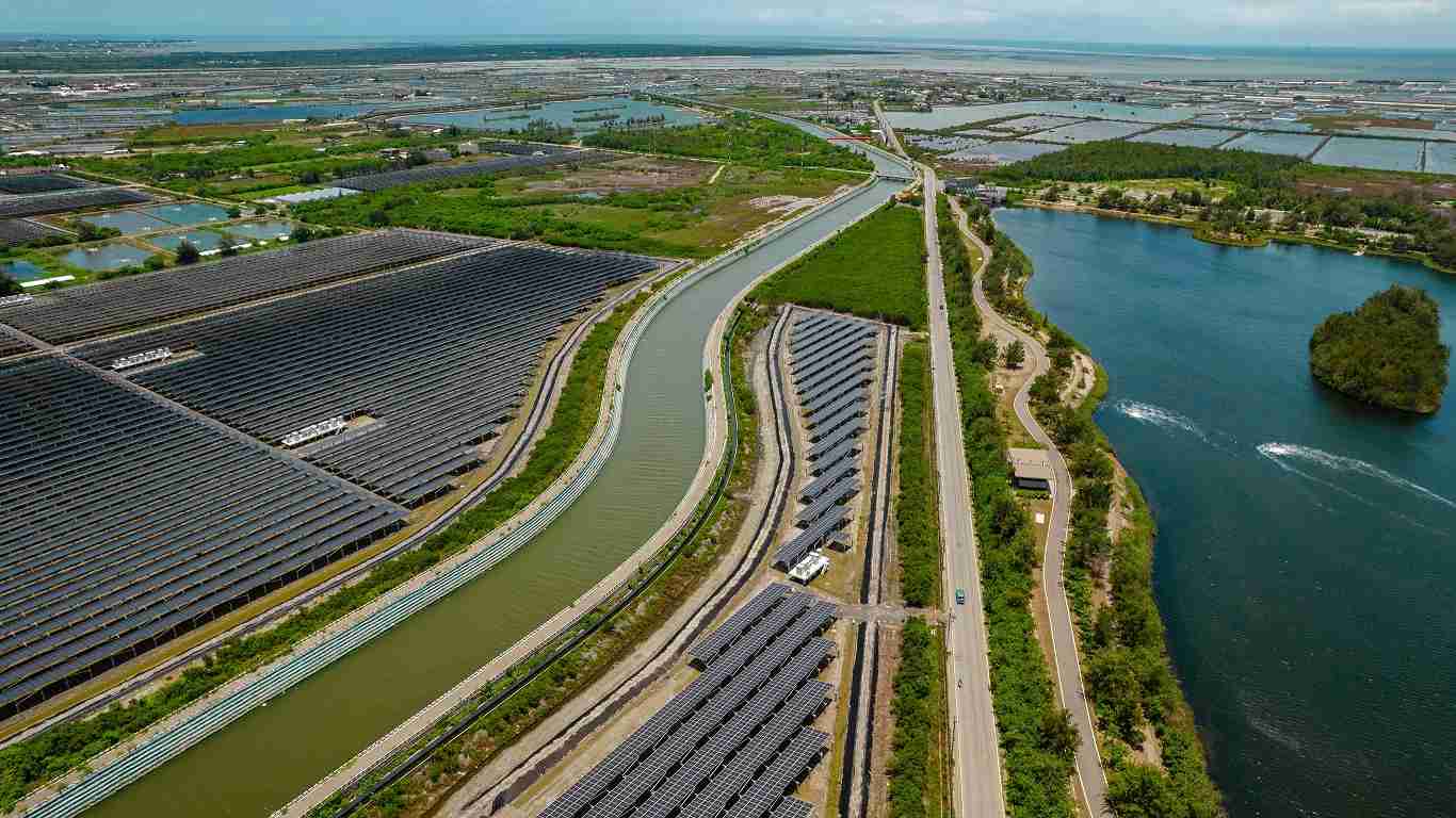 彩霸王能源事业提供智慧能源管理、、太阳能监控管理、、全方位电厂建置及运维解决方案，，，并拥有管理超过6000案场的经验