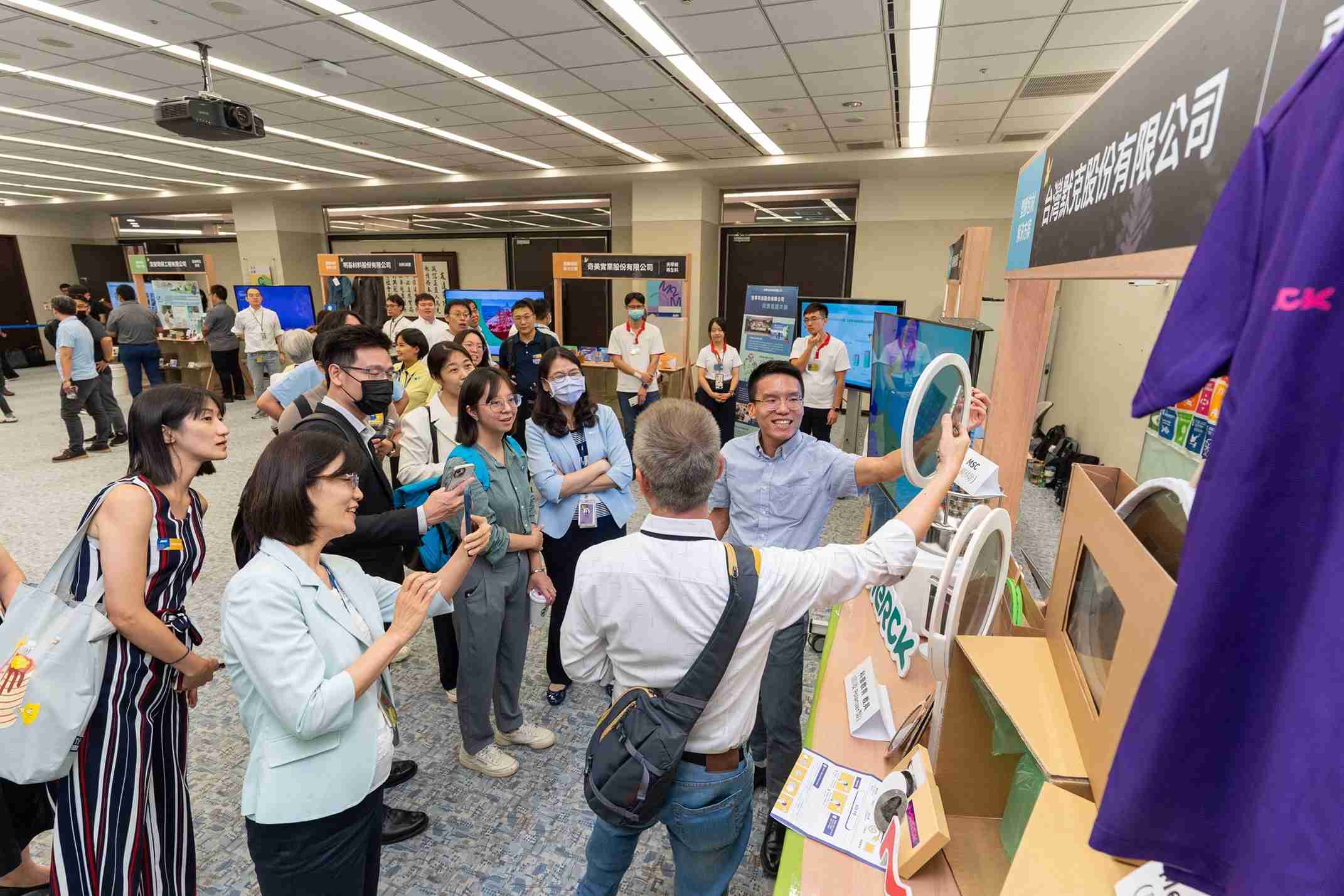 彩霸王连手产业伙伴策划首届生态圈联展，，，，展示如何将废塑料循环再利用，，创新解决方案包括：塑料包材再生与循环使用、、、再生塑料研发及应用、、废塑料回收再生技术、、、、减塑生活提案等