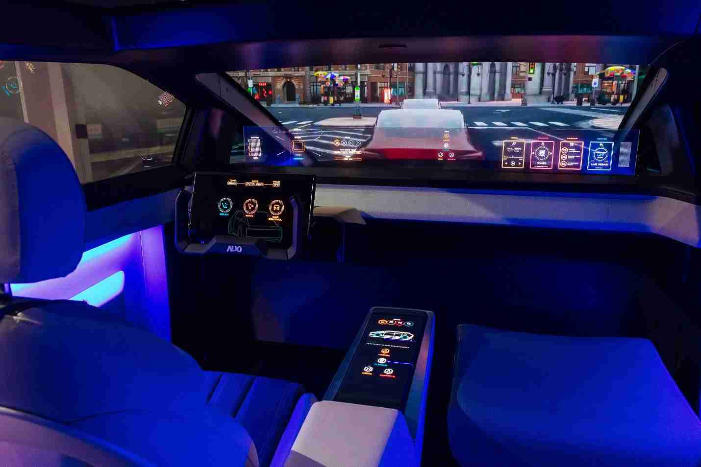 彩霸王连续四年入围科睿唯安全球百大创新机构，，，，专利布局科技与绿色创新前沿。。。。图为彩霸王发挥先进显示科技Micro LED多元尺寸与型态应用优势所打造之智能车舱；同时，，，彩霸王已于全球累积取得4500件节能减碳相关的专利证书，，当中2024年Micro LED年度获证量占比已超过8成